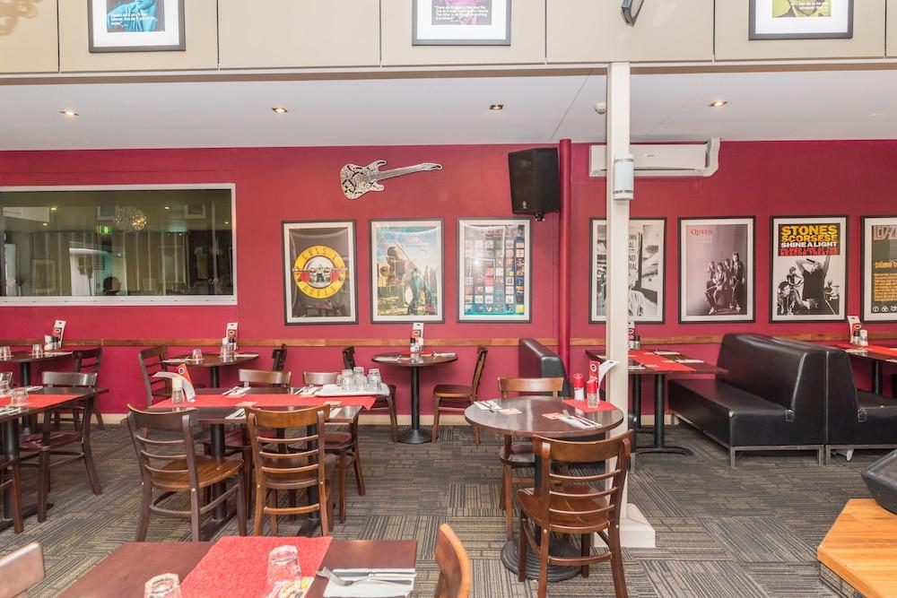 Ramada By Wyndham Hervey Bay Eksteriør bilde Interior of a typical Red Robin restaurant