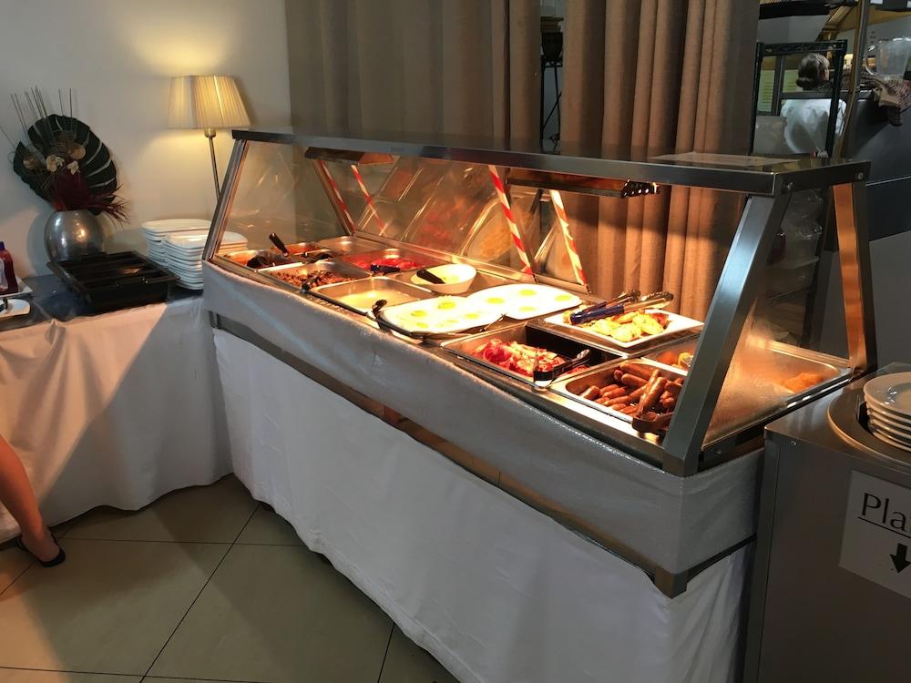 Ramada By Wyndham Hervey Bay Eksteriør bilde A chafing dish buffet