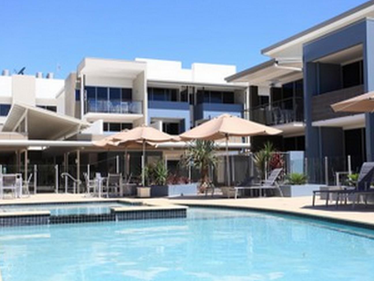 Ramada By Wyndham Hervey Bay Eksteriør bilde The pool at the Mantra on Saltwater Island
