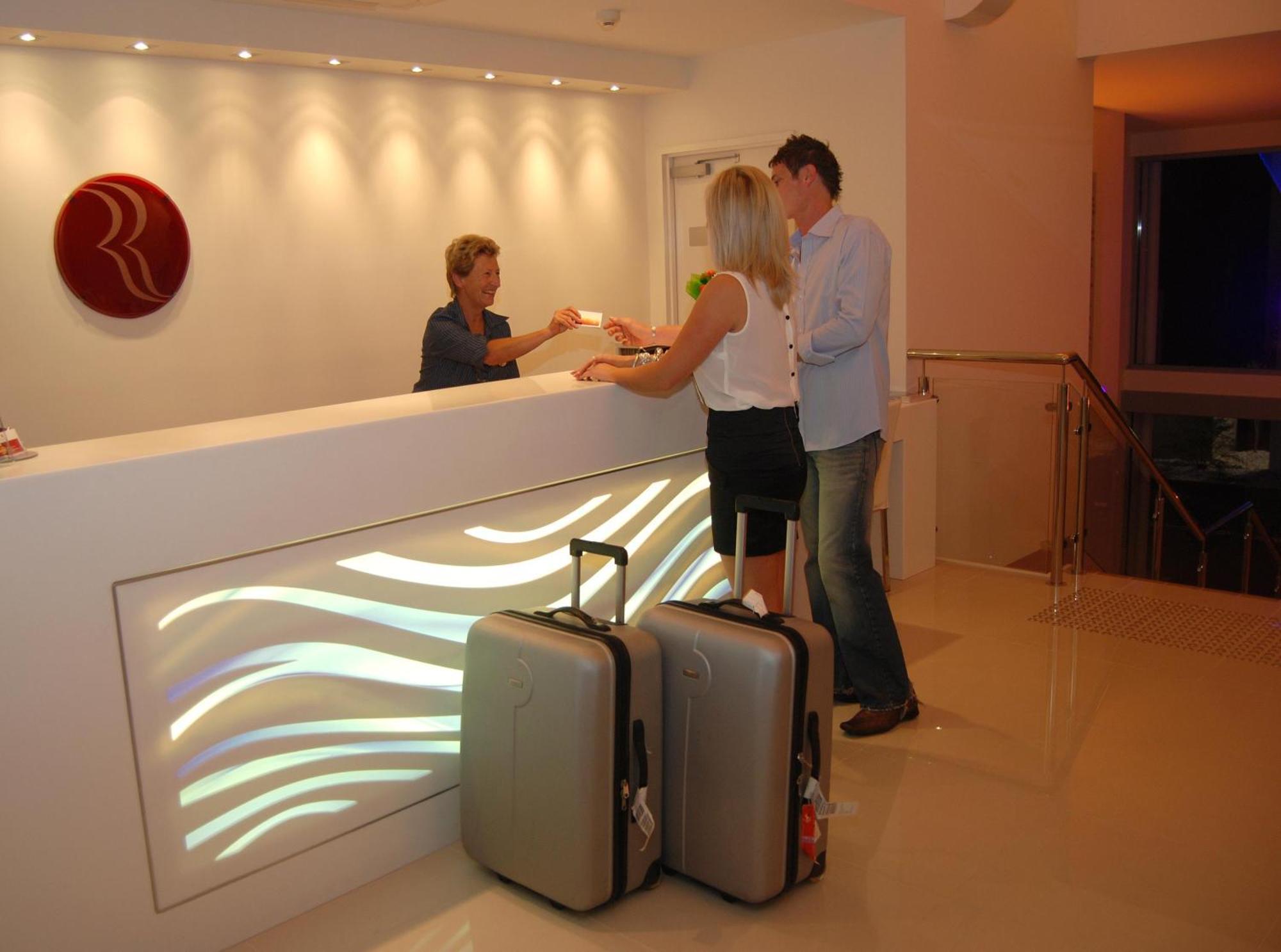 Ramada By Wyndham Hervey Bay Interiør bilde A hotel receptionist
