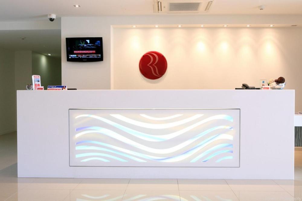 Ramada By Wyndham Hervey Bay Interiør bilde Reception desk at the hotel