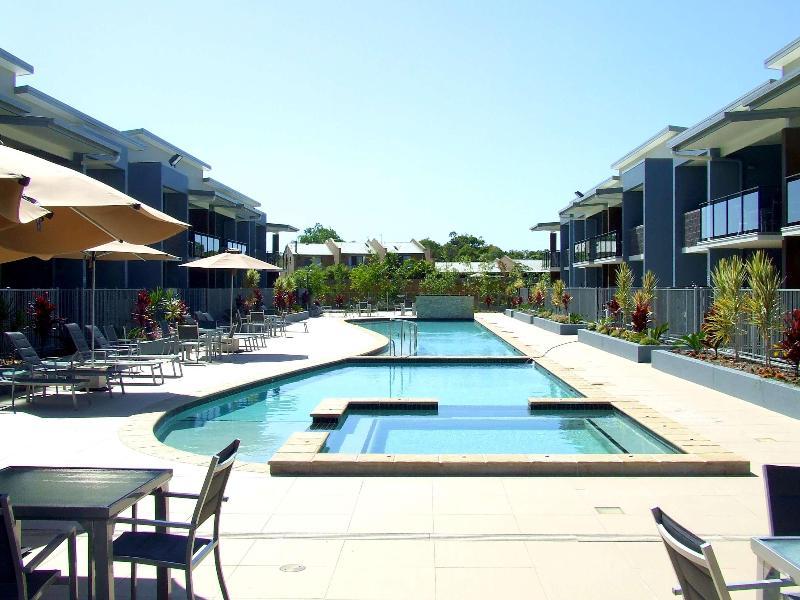 Ramada By Wyndham Hervey Bay Eksteriør bilde The pool at the Mantra on Saltwater Island