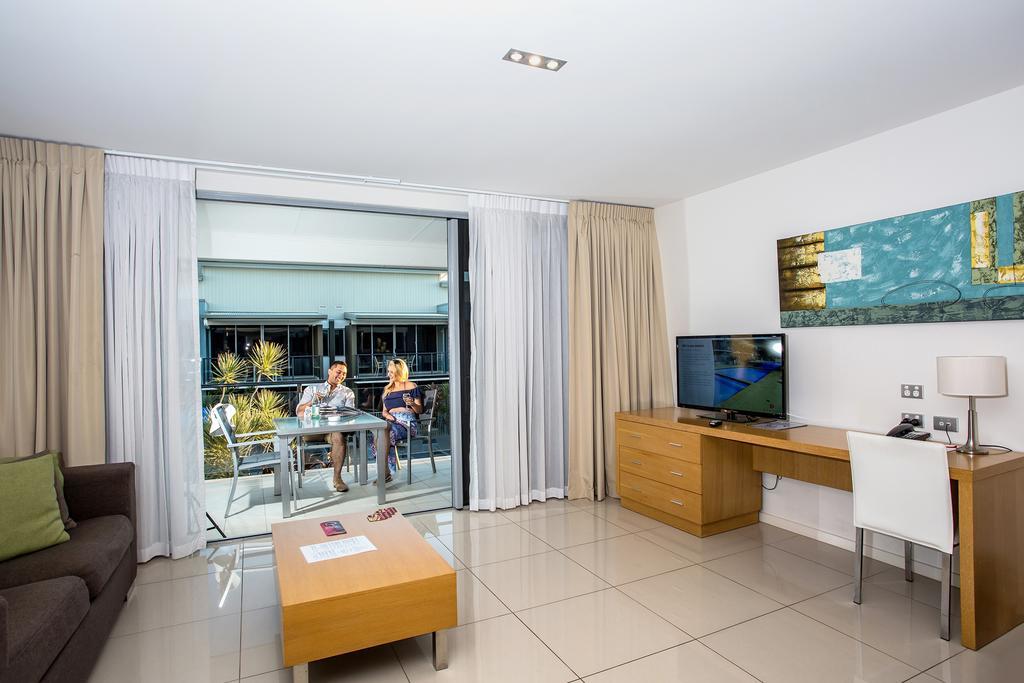 Ramada By Wyndham Hervey Bay Eksteriør bilde A living room in a hotel