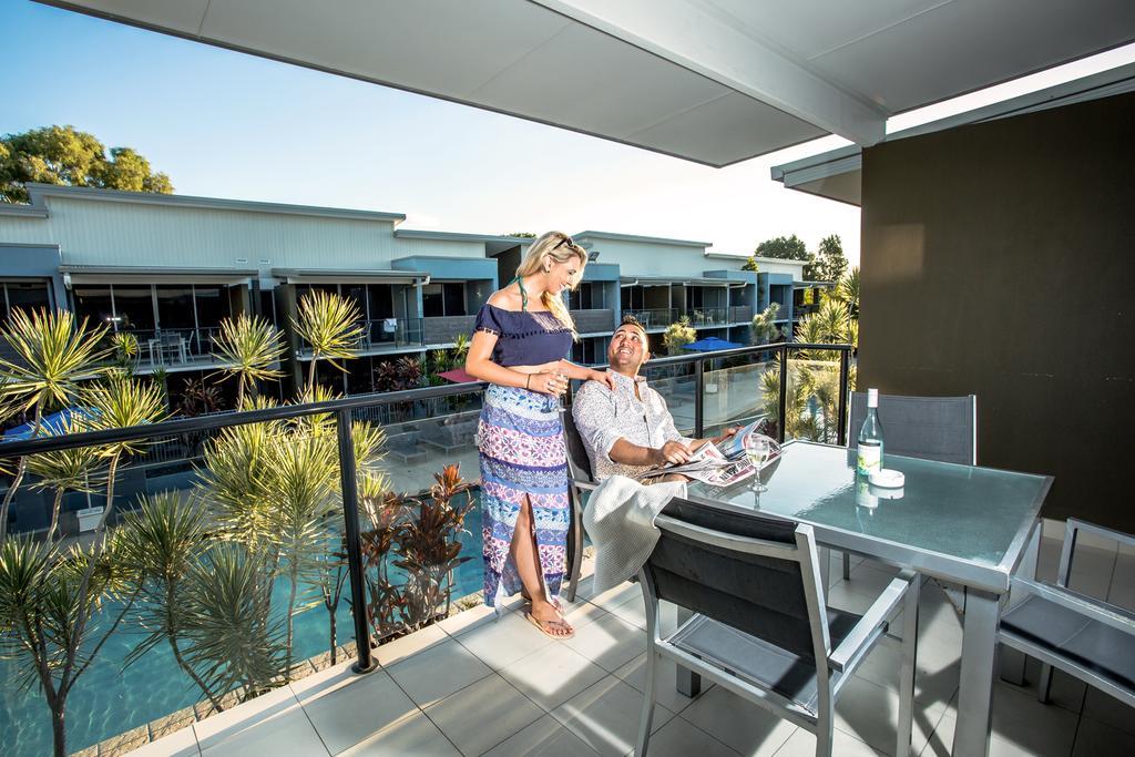 Ramada By Wyndham Hervey Bay Eksteriør bilde A balcony at a resort