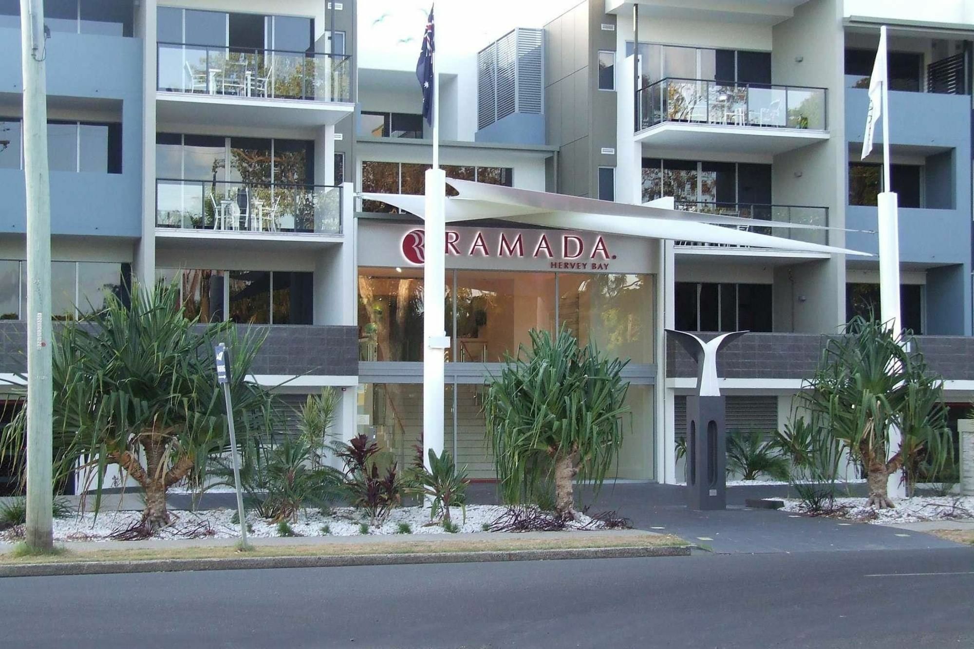 Ramada By Wyndham Hervey Bay Eksteriør bilde The hotel's entrance