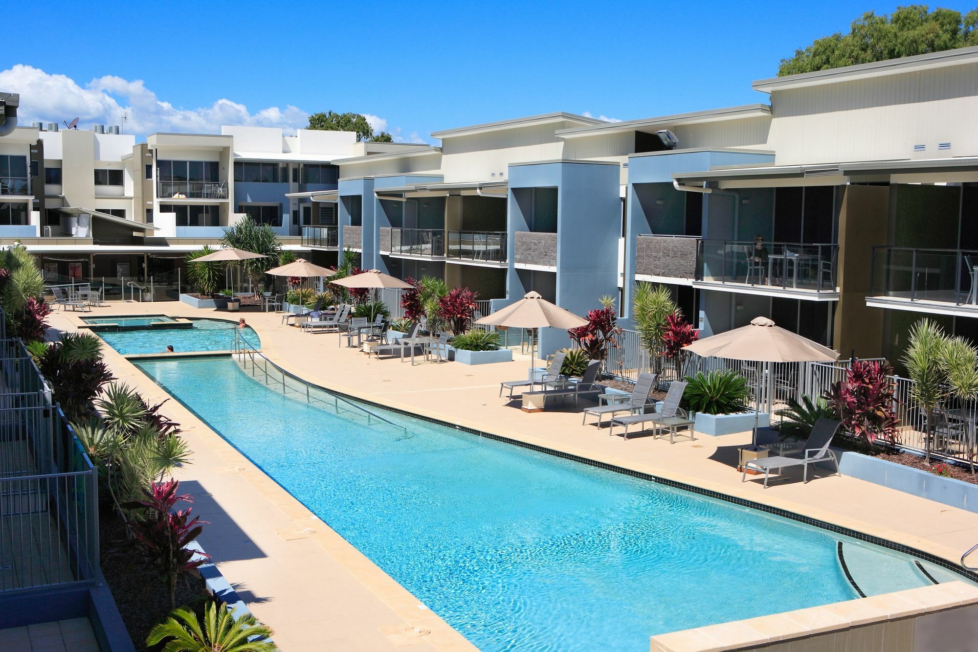 Ramada By Wyndham Hervey Bay Eksteriør bilde The pool at the Mantra on Saltwater Island