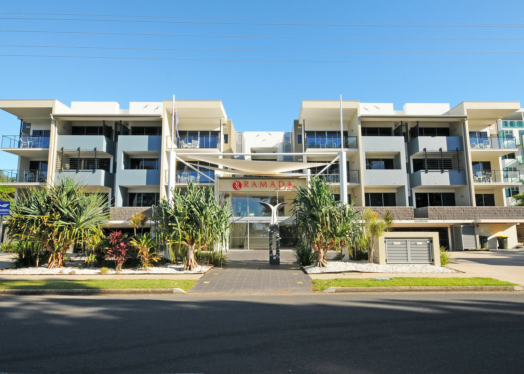 Ramada By Wyndham Hervey Bay Eksteriør bilde The entrance to the complex