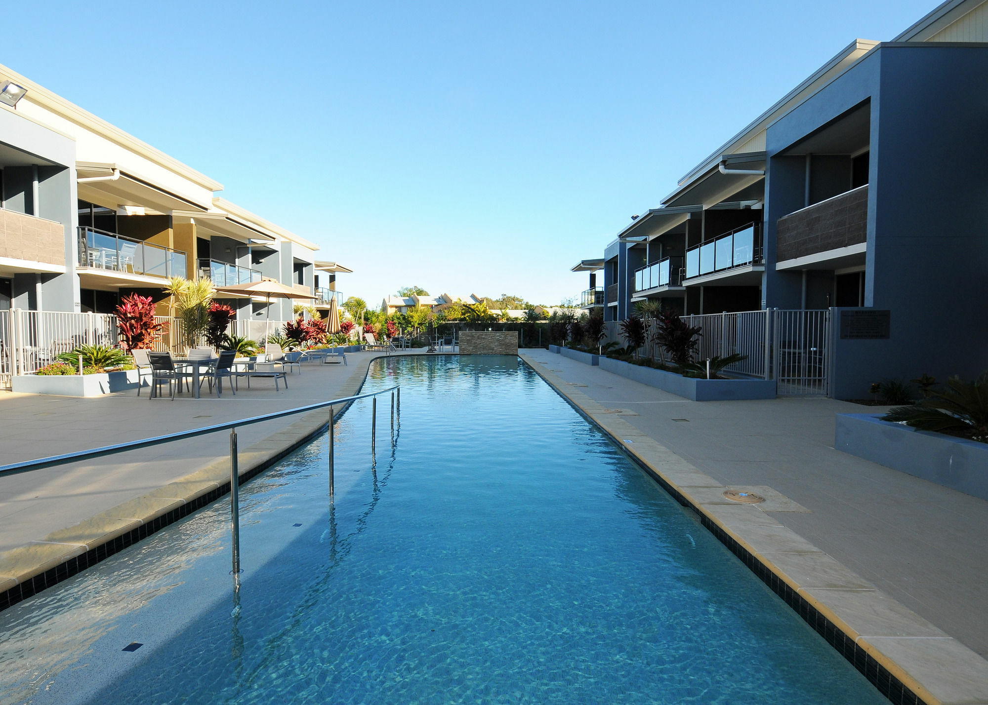 Ramada By Wyndham Hervey Bay Eksteriør bilde The pool at the Mantra on Saltwater Island