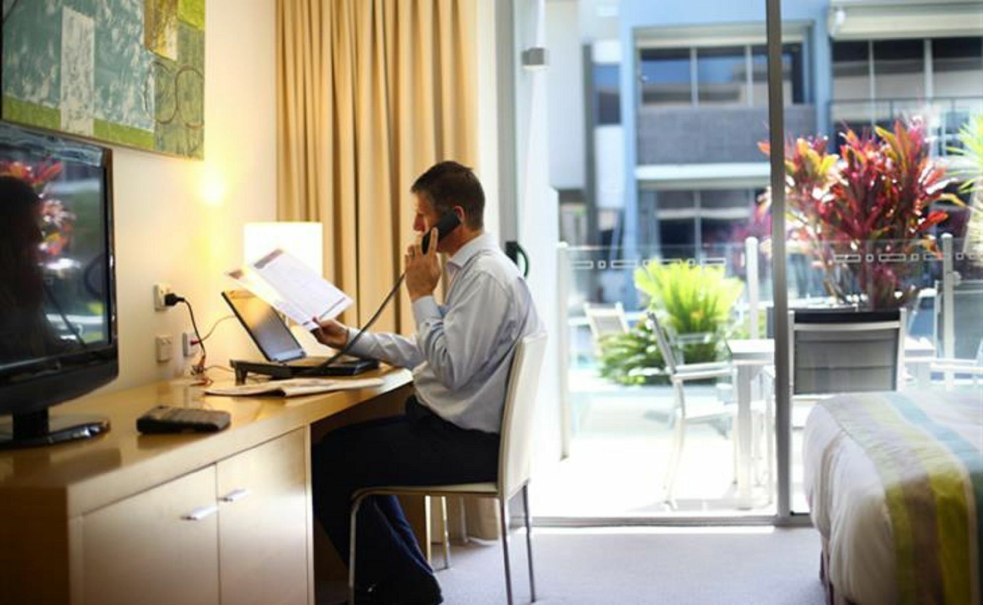 Ramada By Wyndham Hervey Bay Eksteriør bilde A business traveller working in a hotel room